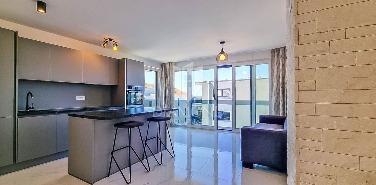 Novigrad, appartamento moderno con ascensore e vista mare!