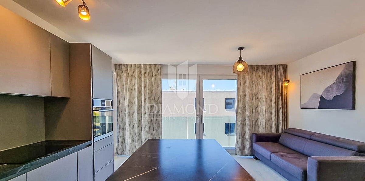 Novigrad, appartamento moderno con ascensore e vista mare!