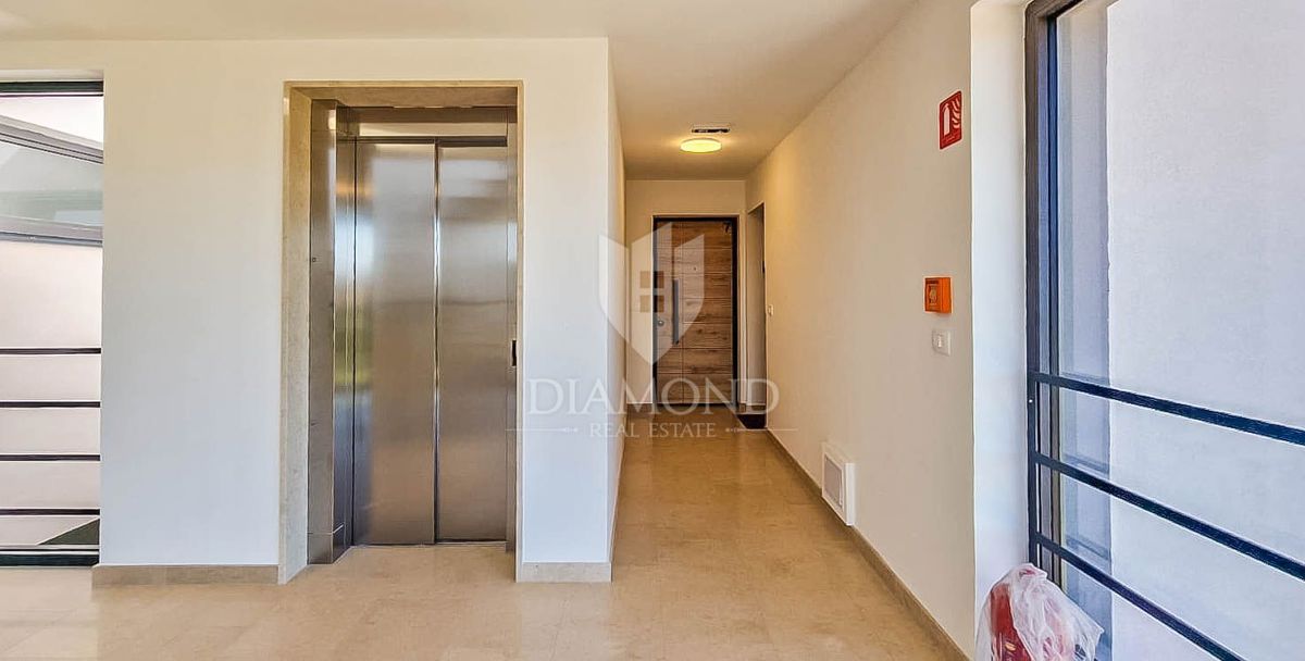 Novigrad, appartamento moderno con ascensore e vista mare!