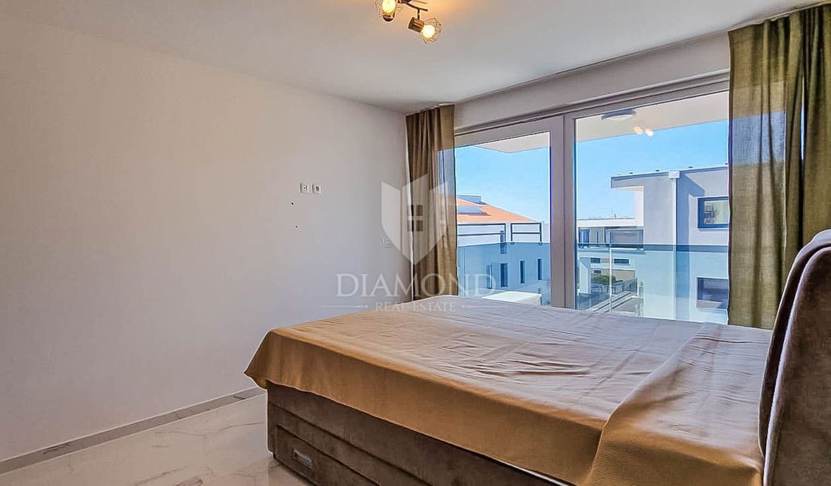 Novigrad, appartamento moderno con ascensore e vista mare!