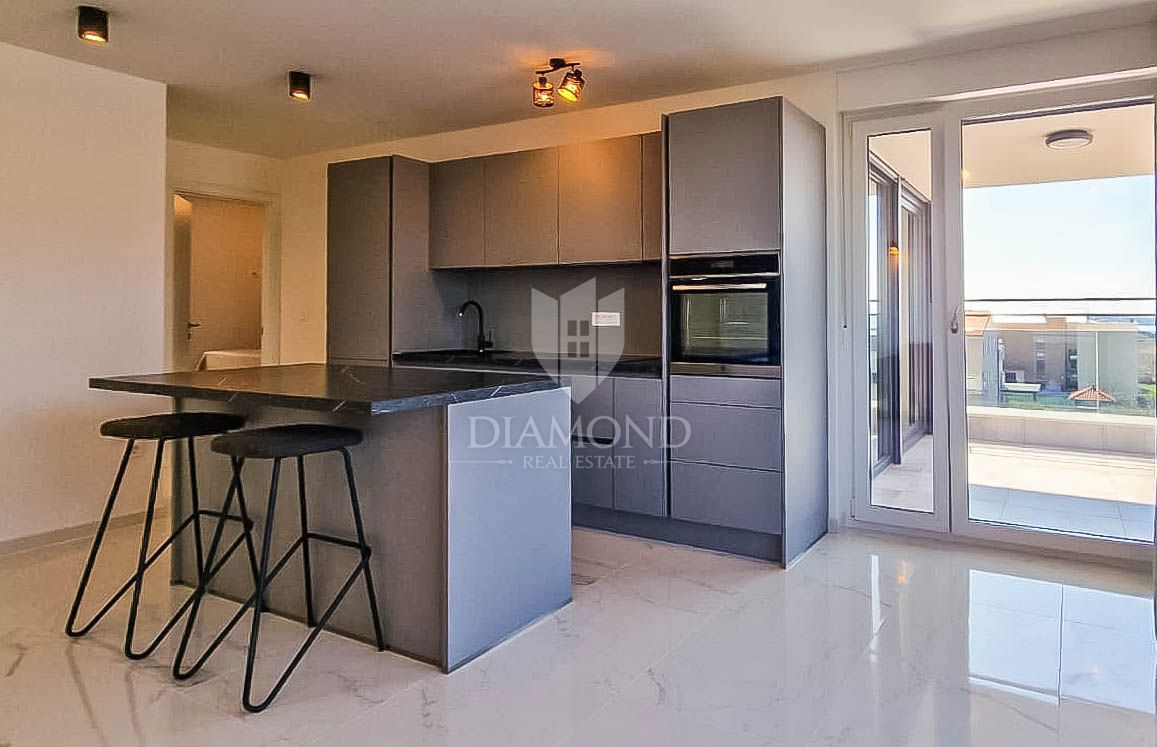 Novigrad, appartamento moderno con ascensore e vista mare!