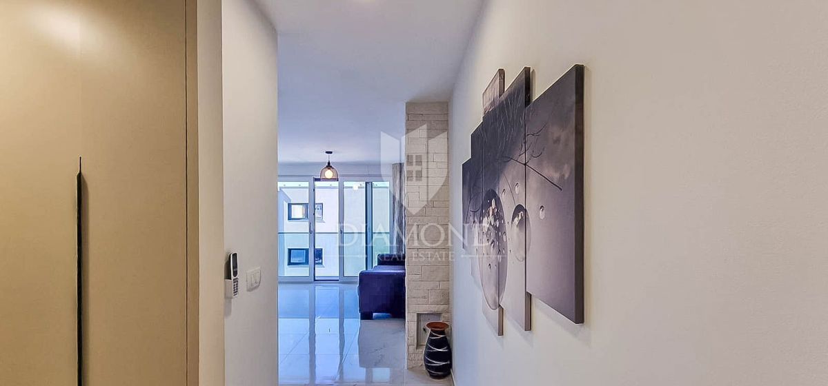 Novigrad, appartamento moderno con ascensore e vista mare!