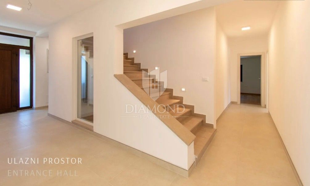 Rarità sul mercato: villa di lusso con area wellness privata e piscina vicino a Vrsar – chiavi in mano