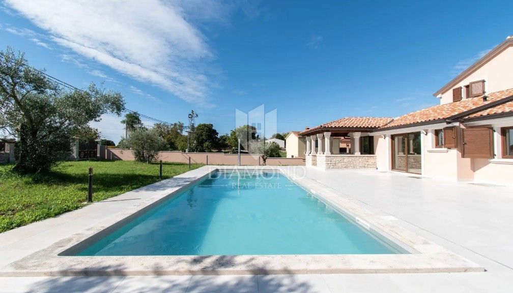 Rarità sul mercato: villa di lusso con area wellness privata e piscina vicino a Vrsar – chiavi in mano