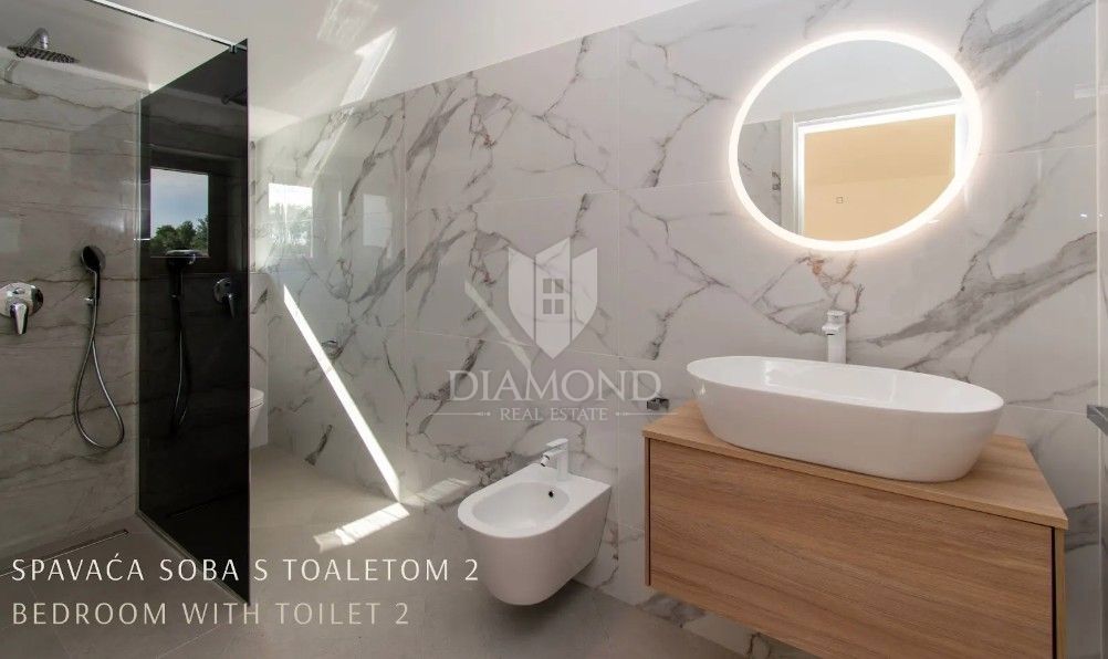 Rarità sul mercato: villa di lusso con area wellness privata e piscina vicino a Vrsar – chiavi in mano