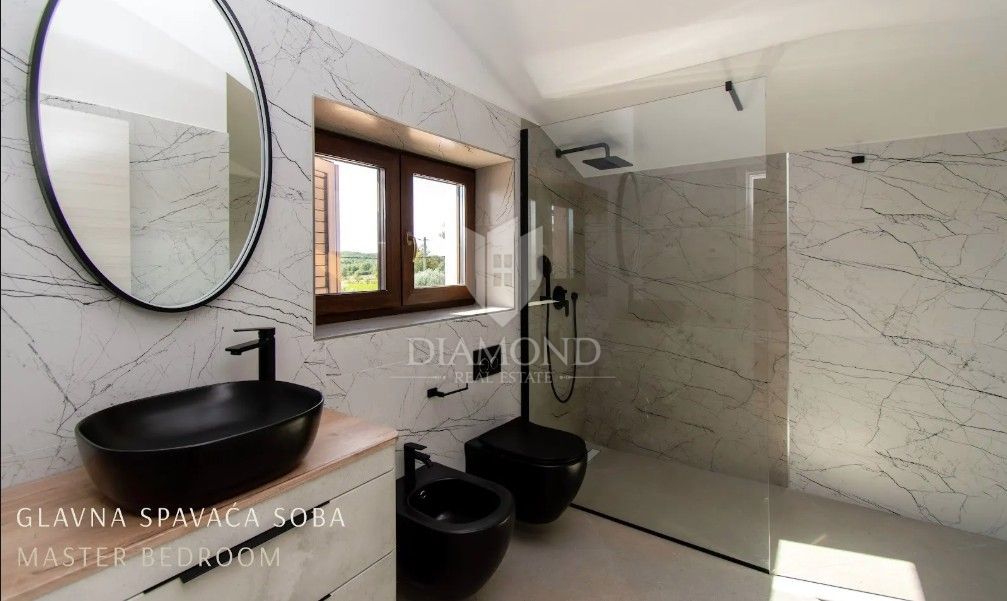 Rarità sul mercato: villa di lusso con area wellness privata e piscina vicino a Vrsar – chiavi in mano