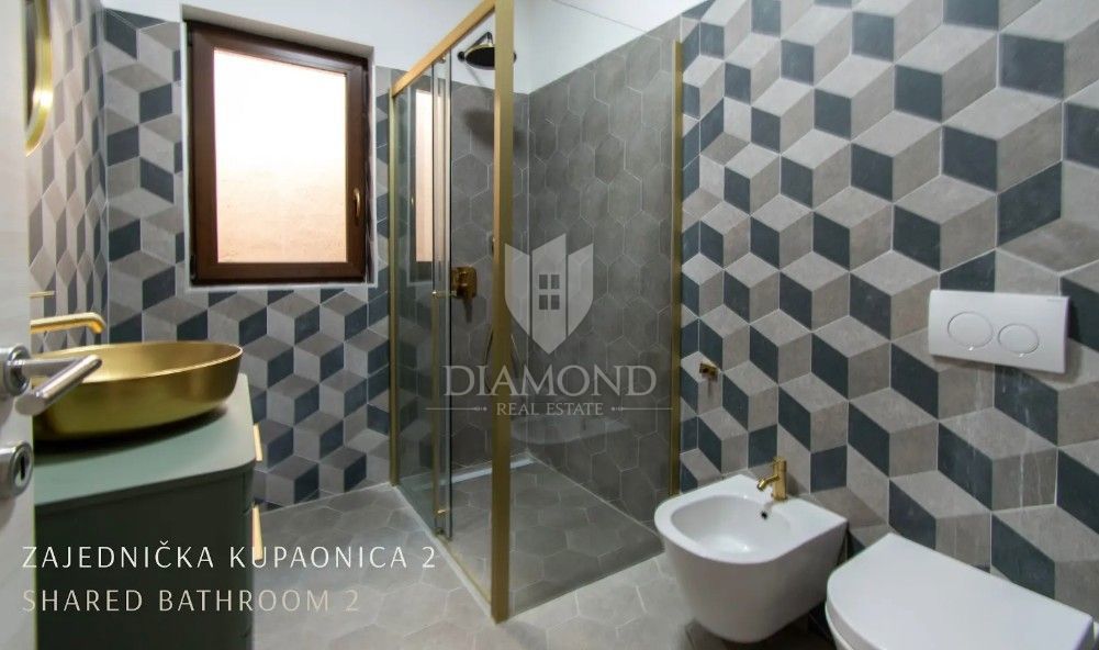 Rarità sul mercato: villa di lusso con area wellness privata e piscina vicino a Vrsar – chiavi in mano