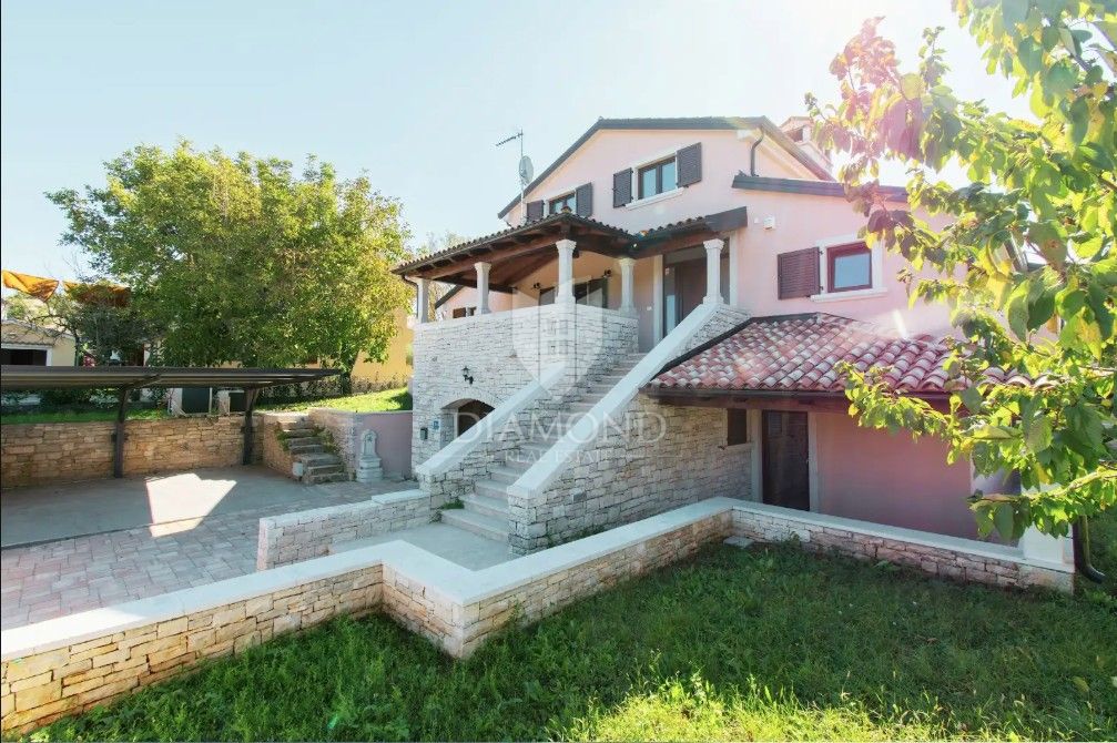 Rarità sul mercato: villa di lusso con area wellness privata e piscina vicino a Vrsar – chiavi in mano