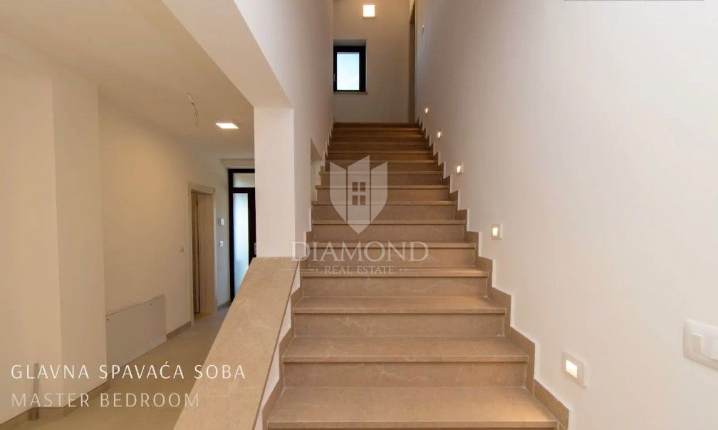 Rarità sul mercato: villa di lusso con area wellness privata e piscina vicino a Vrsar – chiavi in mano