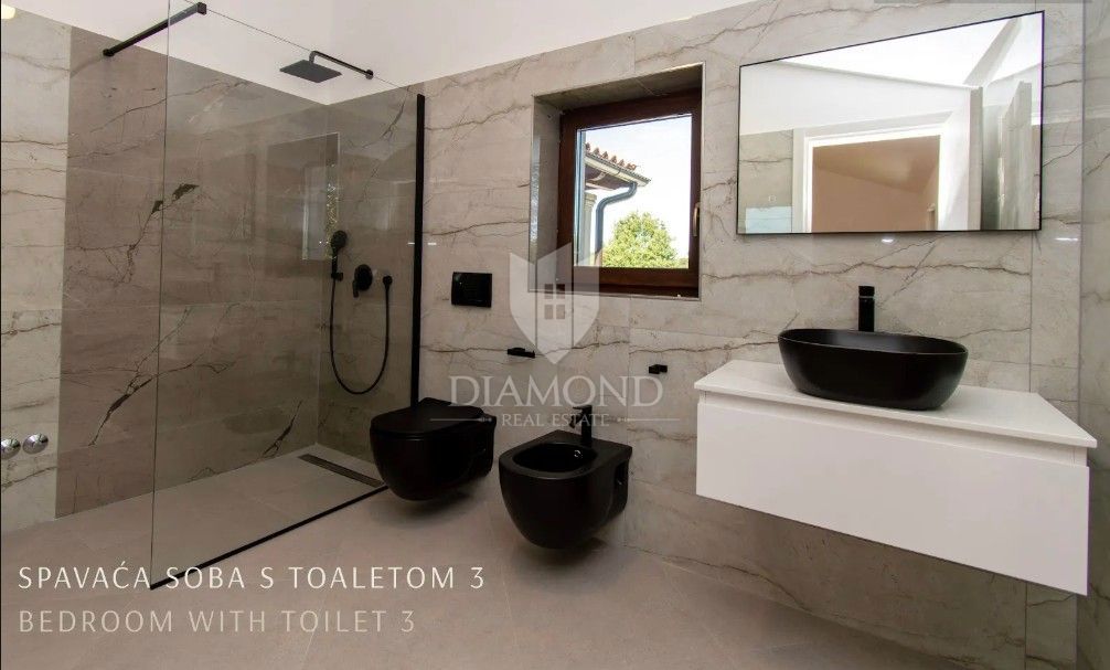 Rarità sul mercato: villa di lusso con area wellness privata e piscina vicino a Vrsar – chiavi in mano