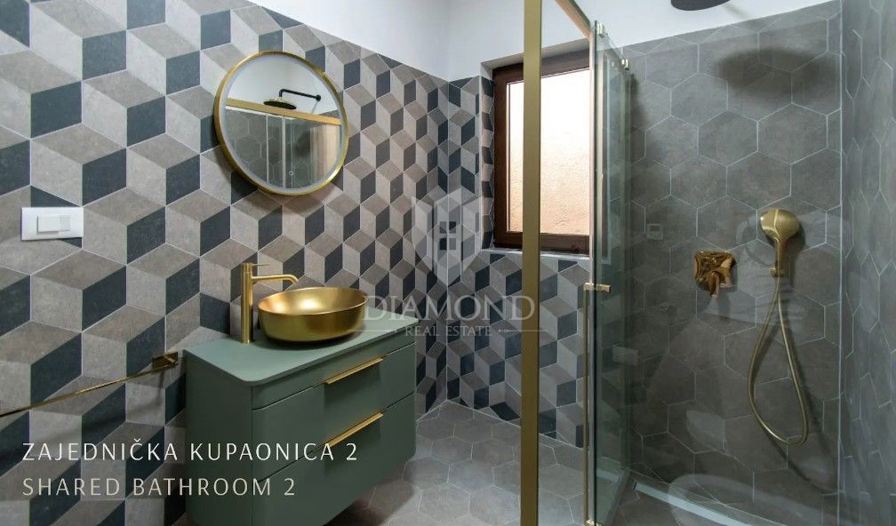 Rarità sul mercato: villa di lusso con area wellness privata e piscina vicino a Vrsar – chiavi in mano