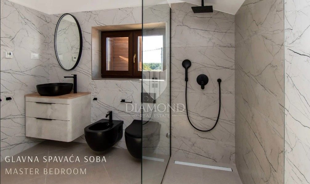 Rarità sul mercato: villa di lusso con area wellness privata e piscina vicino a Vrsar – chiavi in mano