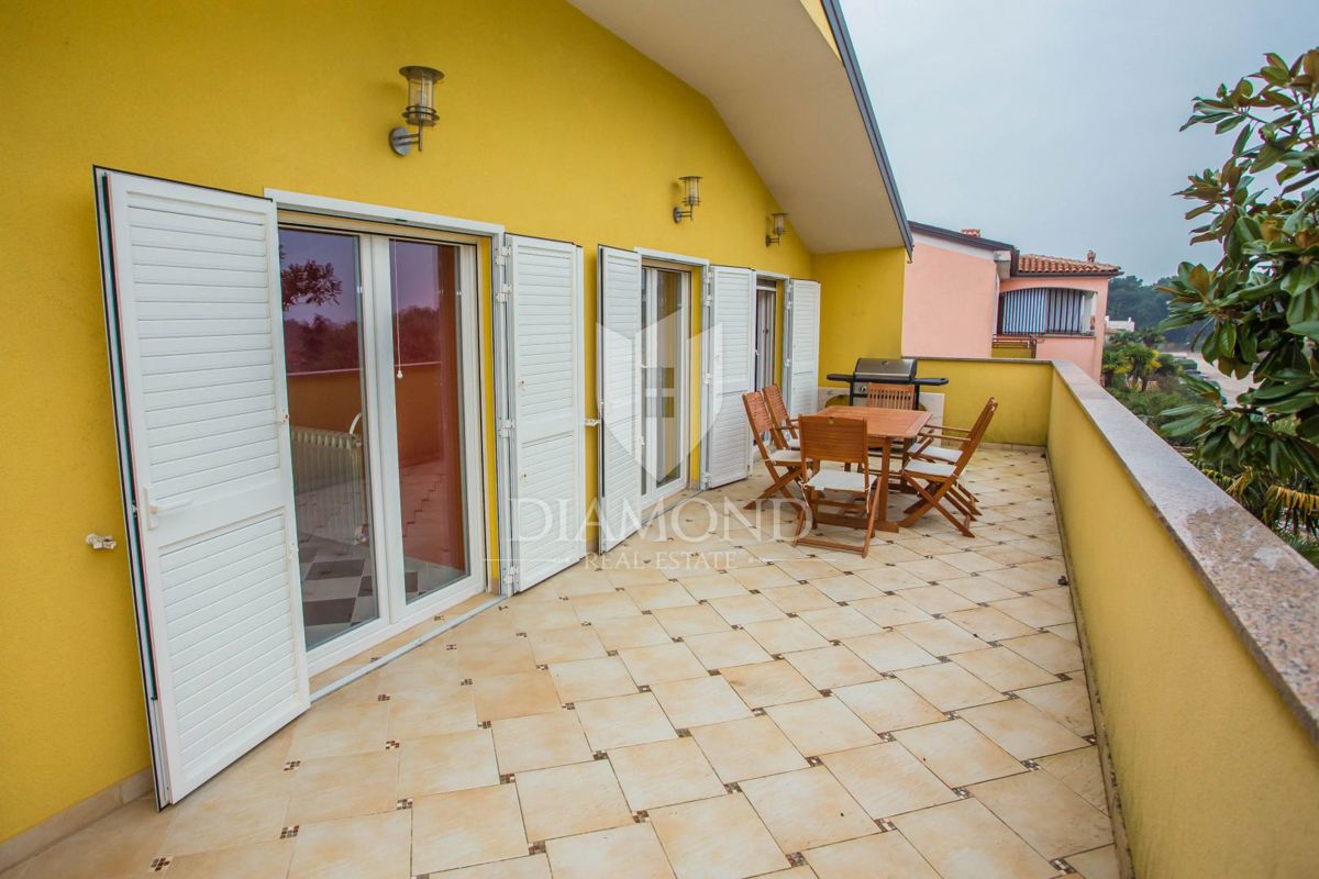 Casa con 4 appartamenti in una posizione attraente vicino alla spiaggia e al centro di Parenzo