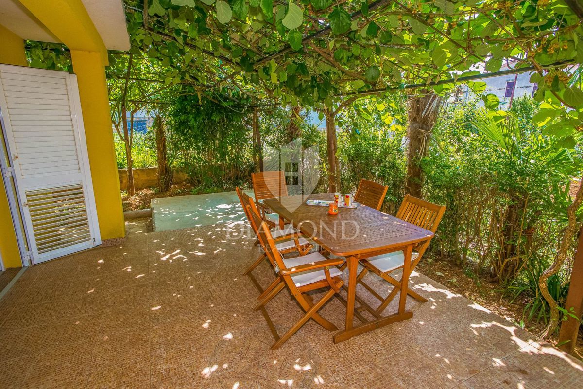 Casa con 4 appartamenti in una posizione attraente vicino alla spiaggia e al centro di Parenzo