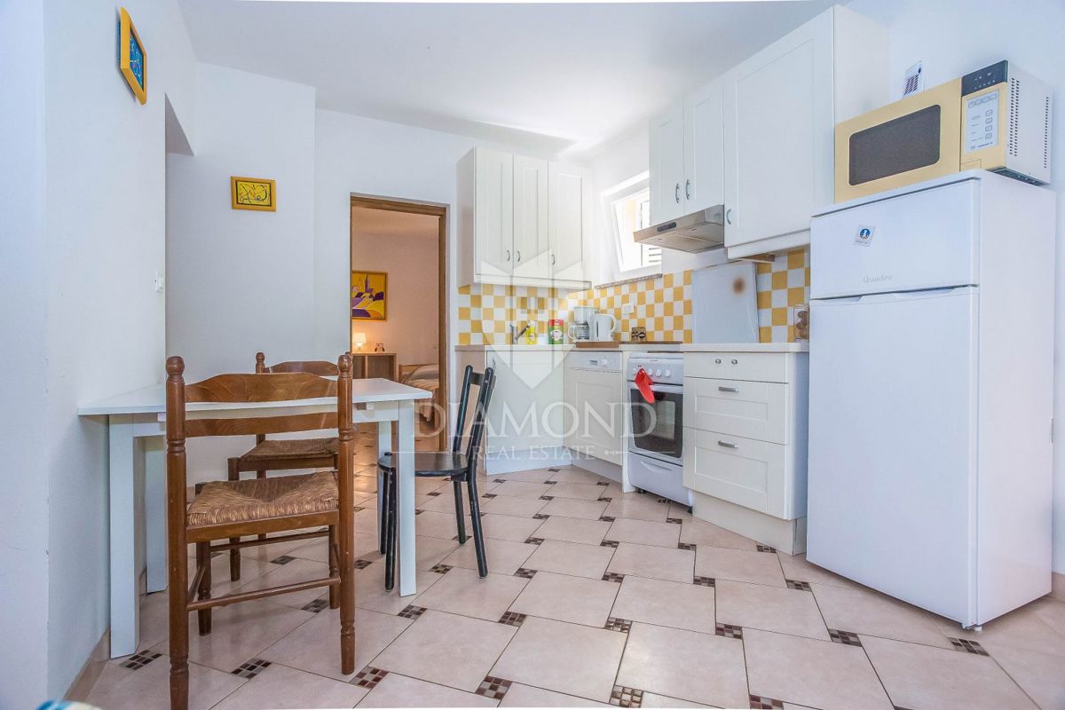 Casa con 4 appartamenti in una posizione attraente vicino alla spiaggia e al centro di Parenzo