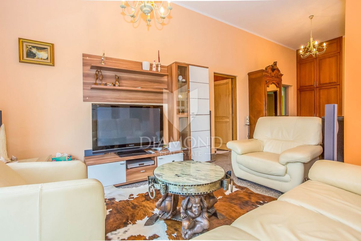 Casa con 4 appartamenti in una posizione attraente vicino alla spiaggia e al centro di Parenzo