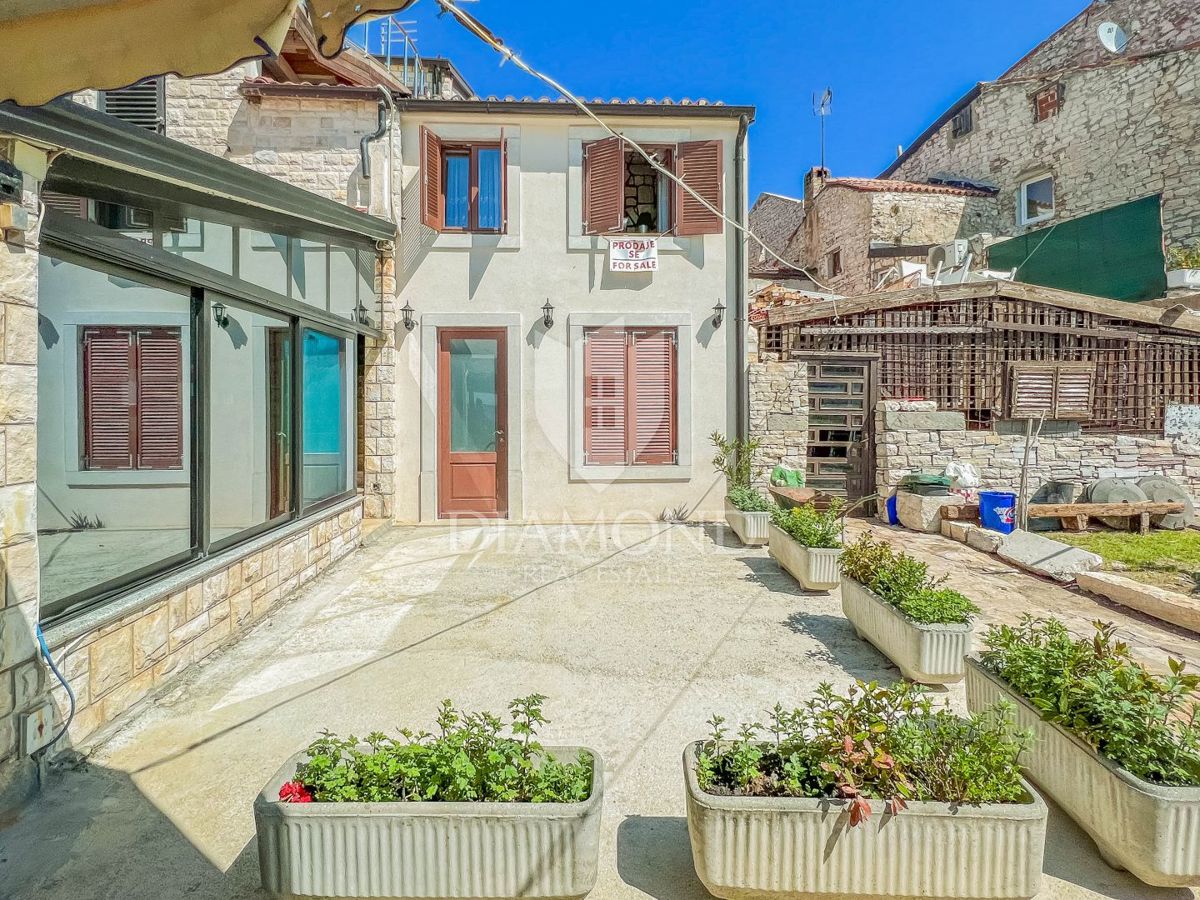 Umago, casa istriana con uffici 1a fila al mare!