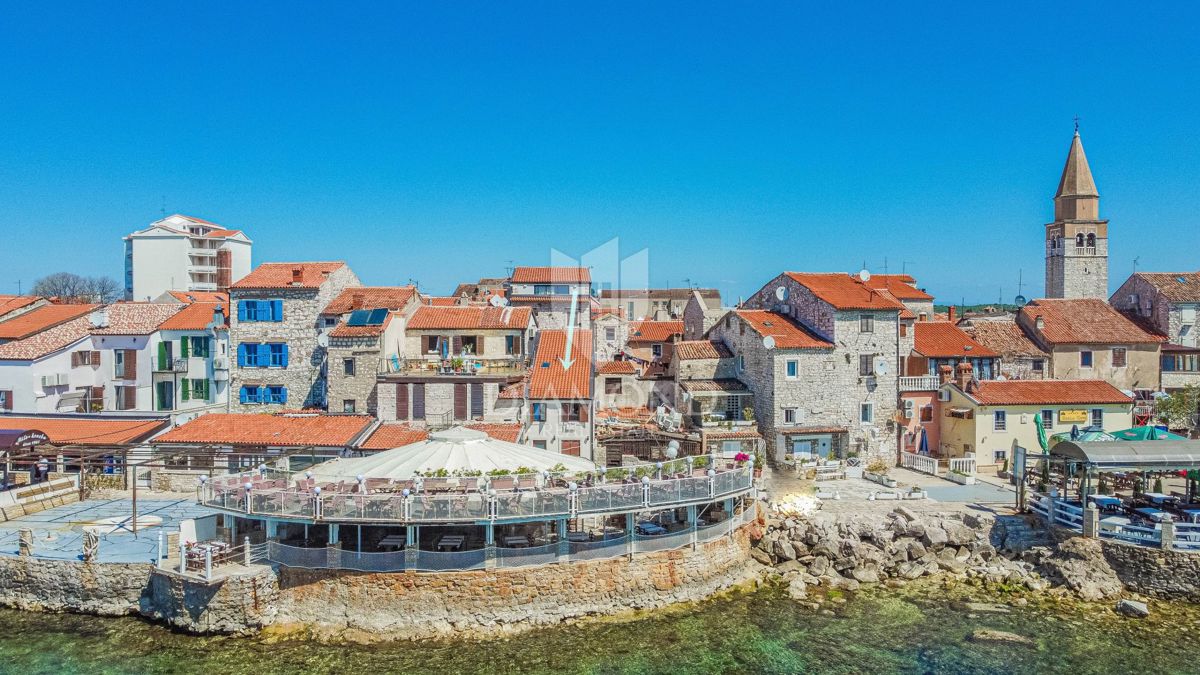 Umago, casa istriana con uffici 1a fila al mare!