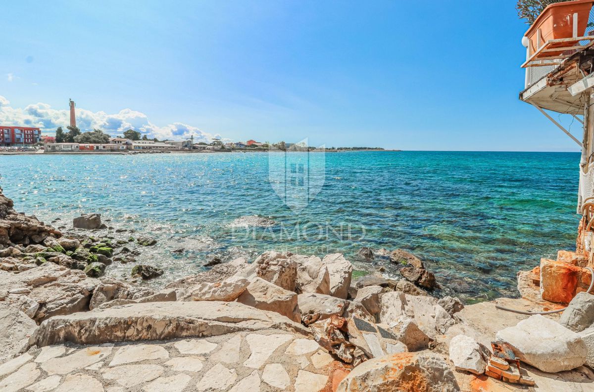 Umago, casa istriana con uffici 1a fila al mare!