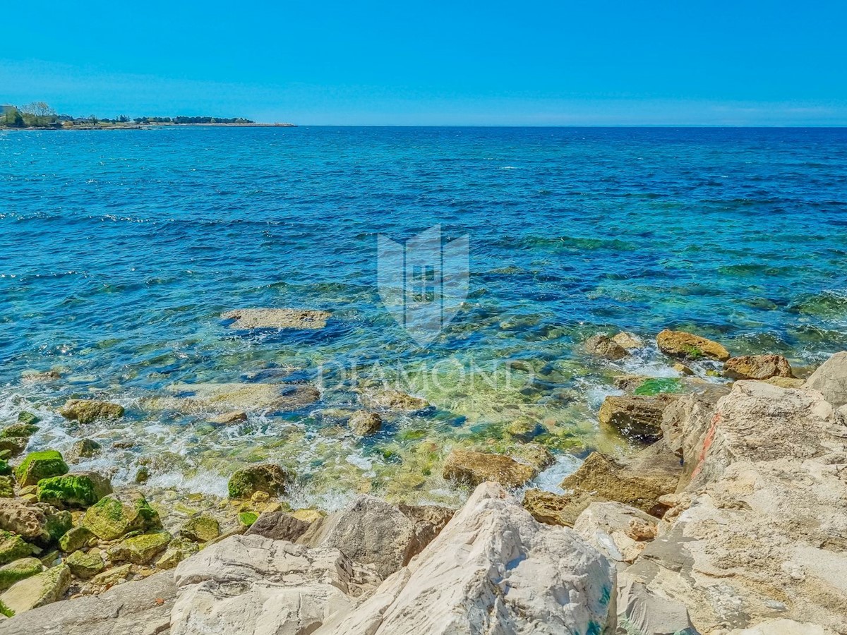 Umago, casa istriana con uffici 1a fila al mare!