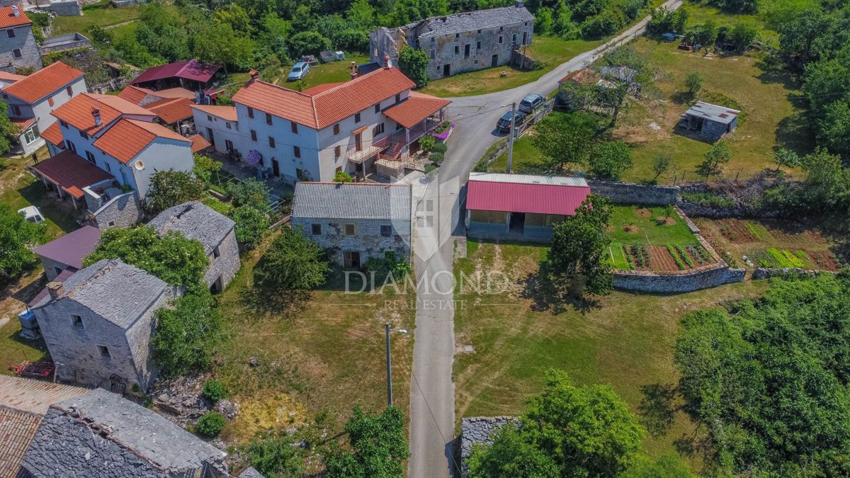 Dintorni di Oprtalj, casa in pietra istriana da ristrutturare con giardino in una posizione tranquilla