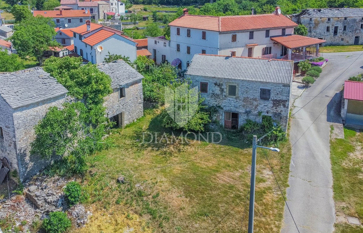 Dintorni di Oprtalj, casa in pietra istriana da ristrutturare con giardino in una posizione tranquilla