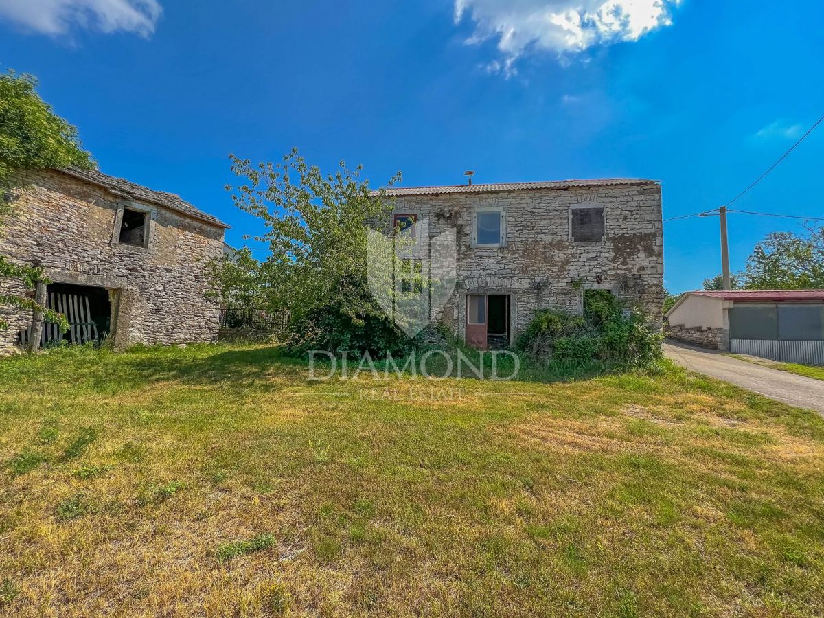 Dintorni di Oprtalj, casa in pietra istriana da ristrutturare con giardino in una posizione tranquilla