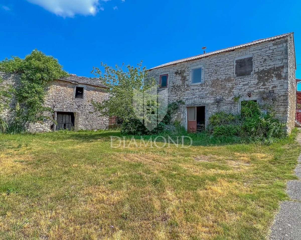 Dintorni di Oprtalj, casa in pietra istriana da ristrutturare con giardino in una posizione tranquilla