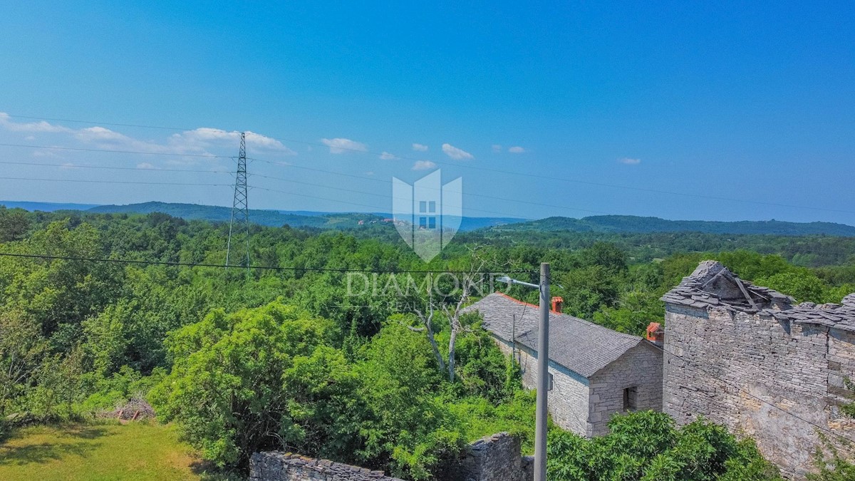 Dintorni di Oprtalj, casa in pietra istriana da ristrutturare con giardino in una posizione tranquilla