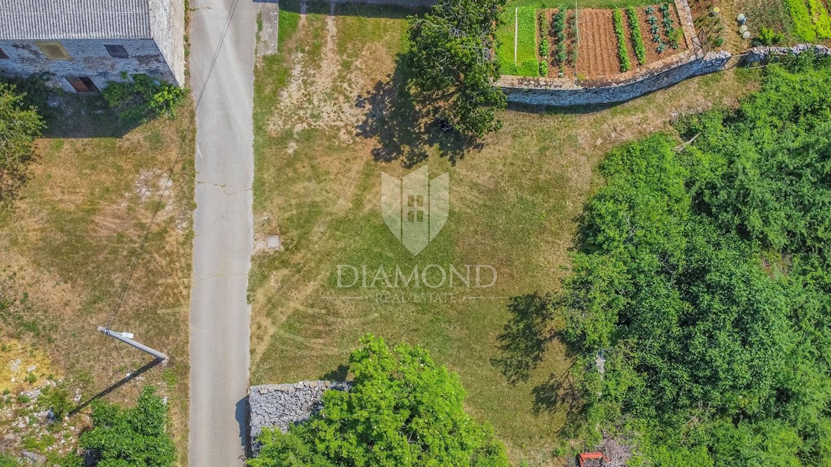 Dintorni di Oprtalj, casa in pietra istriana da ristrutturare con giardino in una posizione tranquilla