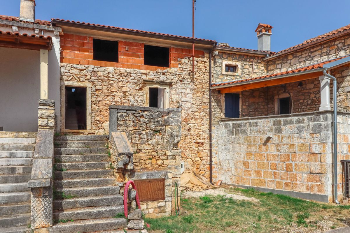 Parenzo, dintorni, casa a schiera da ristrutturare in ottima posizione