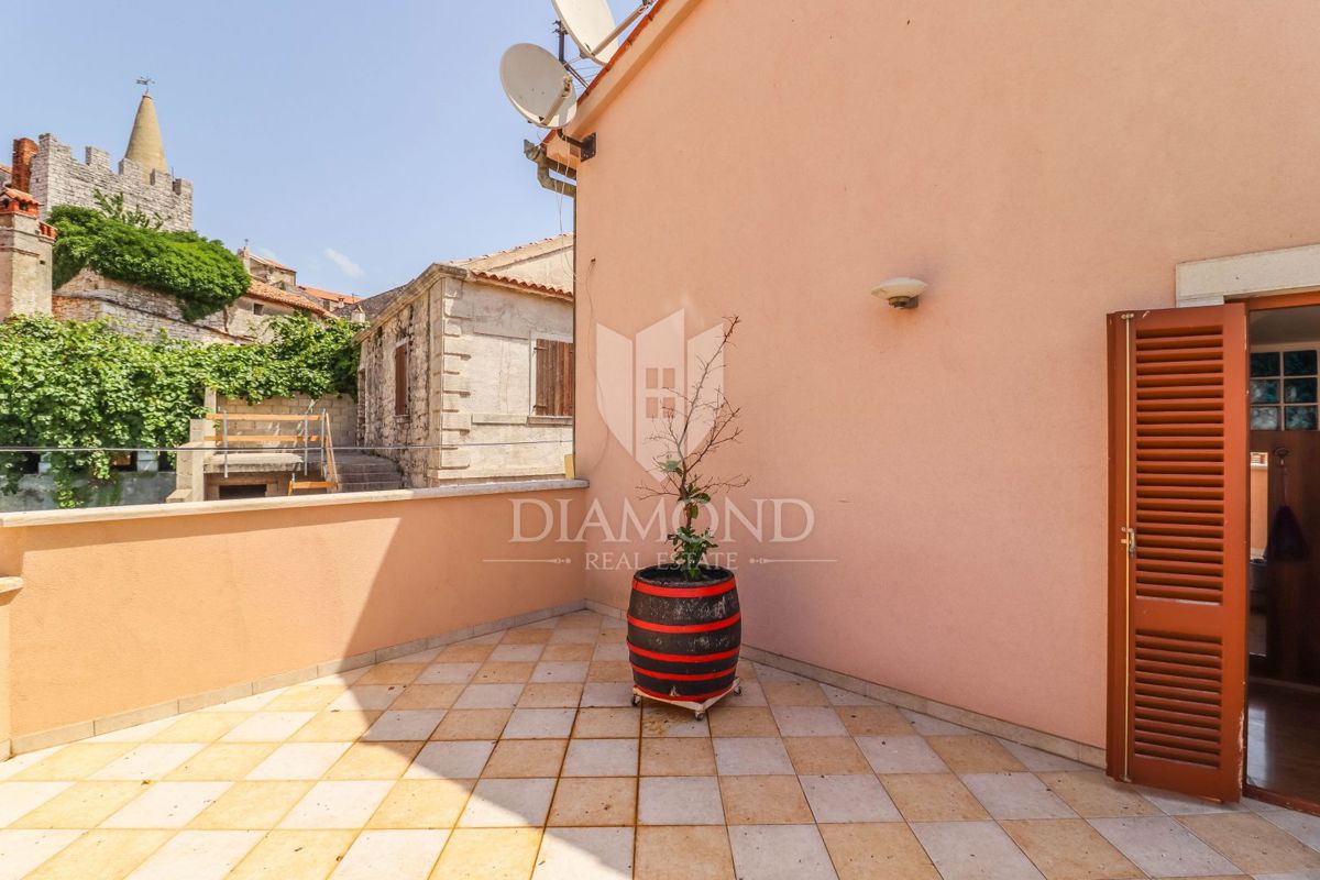 Rovigno, dintorni, casa in centro con uffici