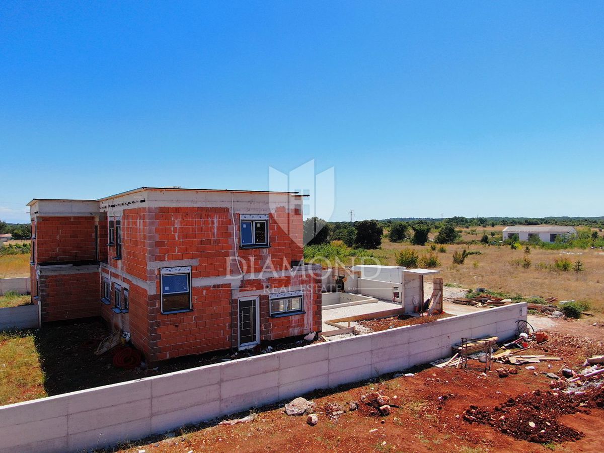 Liznjan, dintorni, moderna casa bifamiliare in costruzione