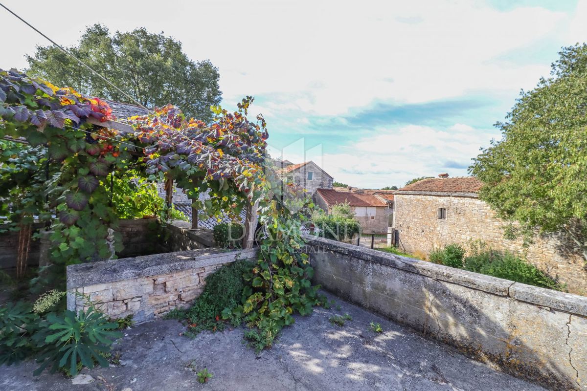 Rovigno, dintorni, complesso in pietra con potenziale