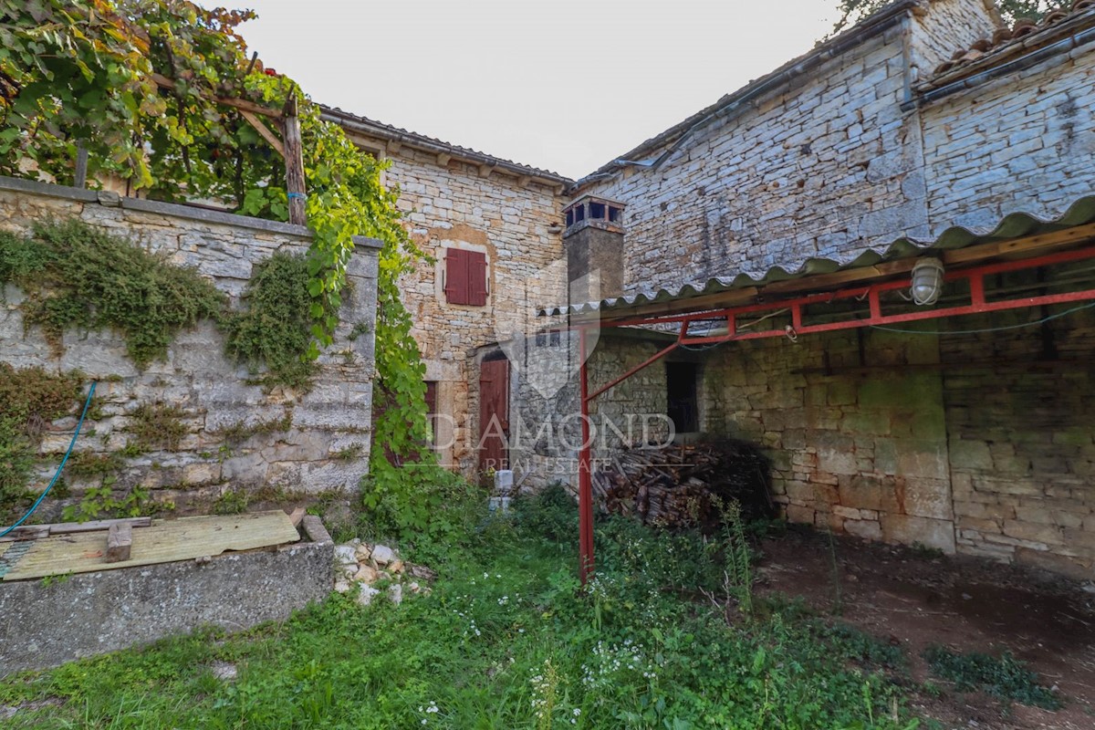 Rovigno, dintorni, complesso in pietra con potenziale