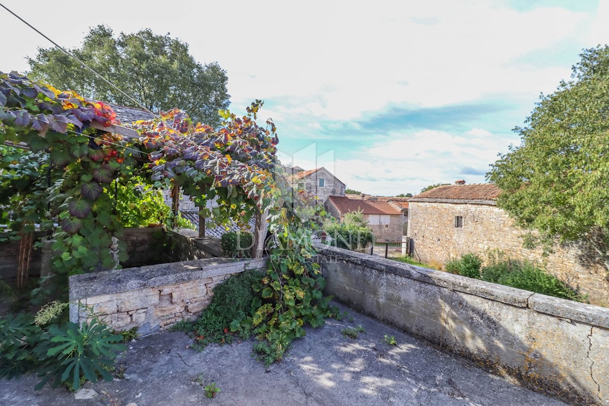 Rovigno, dintorni, complesso in pietra con potenziale