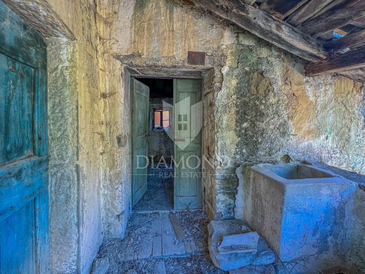 Zona di Buzet, casa istriana da ristrutturare con terreno nelle vicinanze