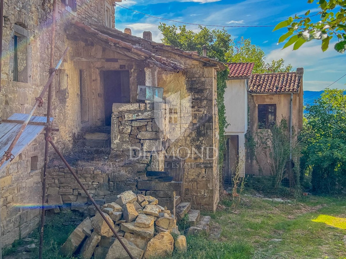 Zona di Buzet, casa istriana da ristrutturare con terreno nelle vicinanze