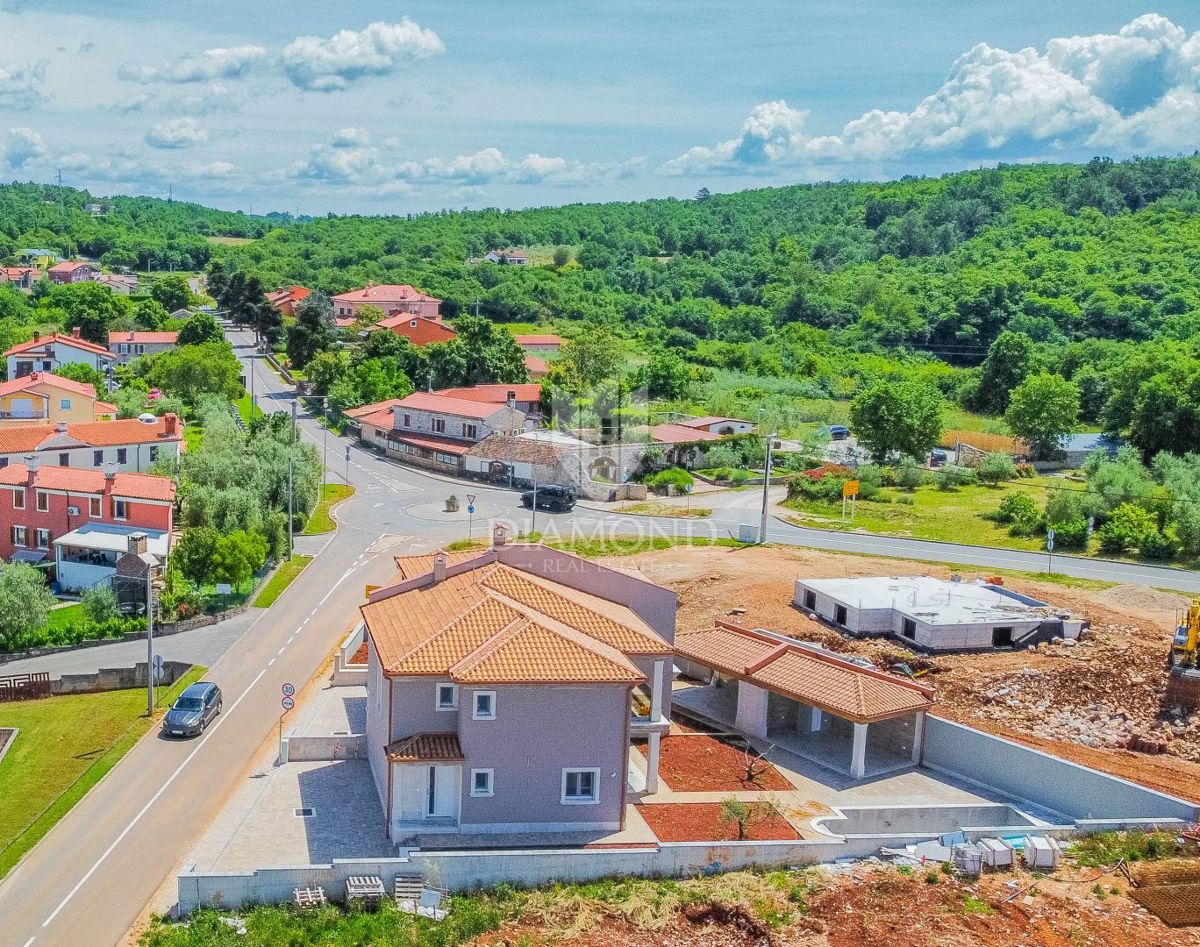 Momiano, dintorni! Casa bifamiliare con piscina in un nuovo edificio!