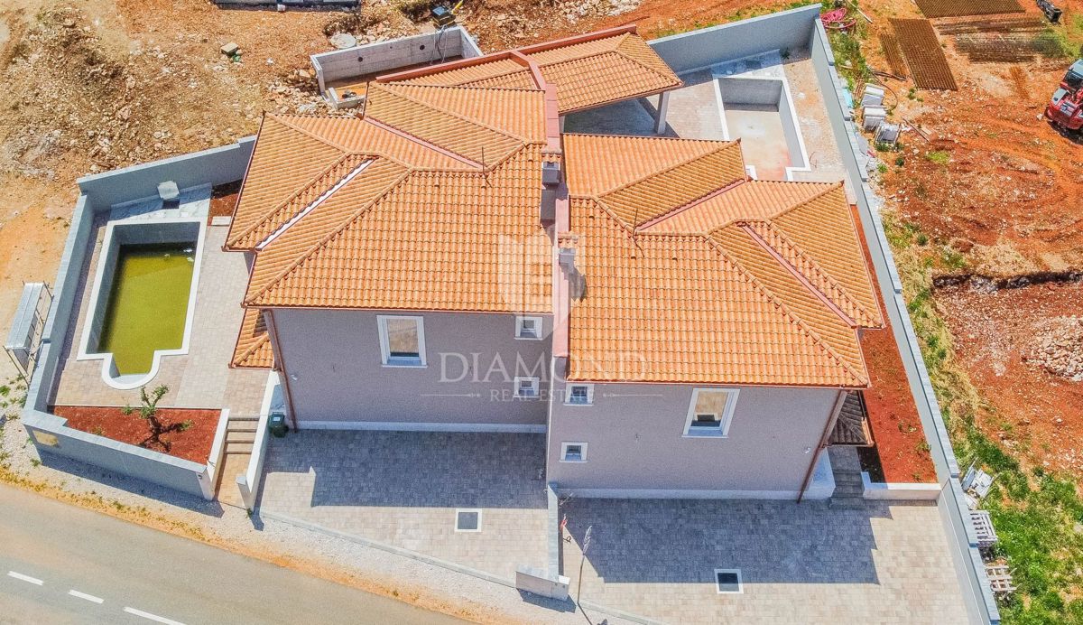 Momiano, dintorni! Casa bifamiliare con piscina in un nuovo edificio!