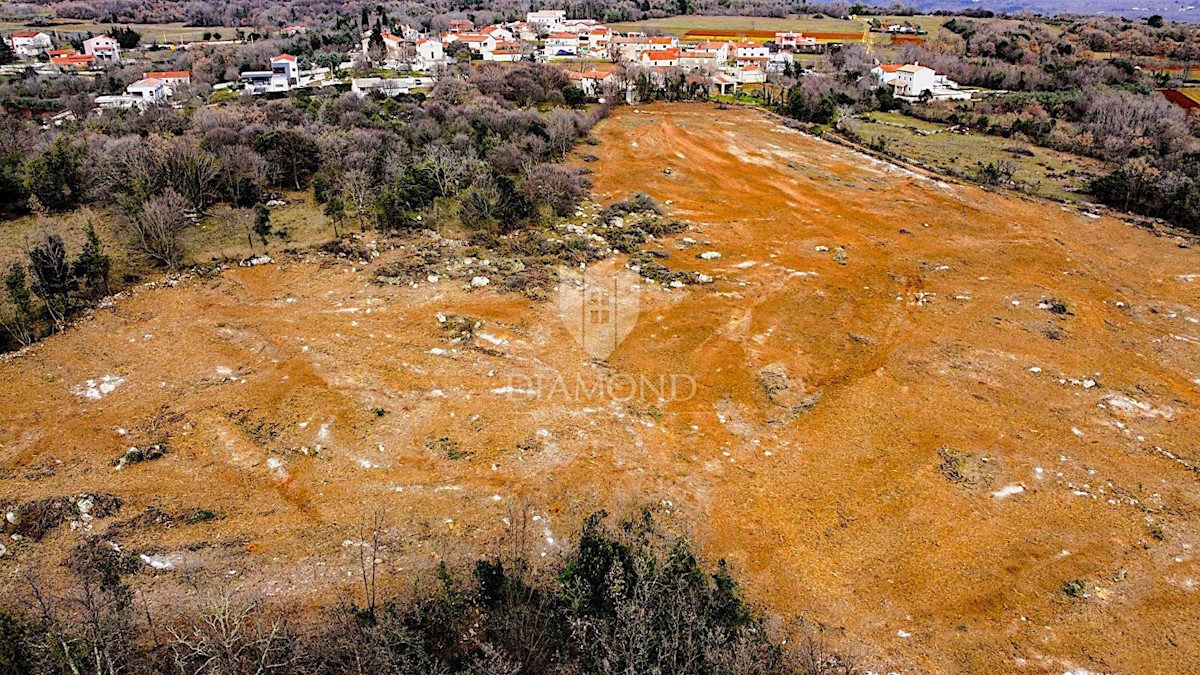 Barban, a sud dell'Istria, grande terreno edificabile per 53 edifici