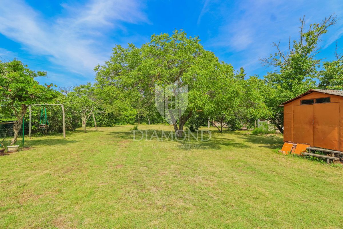 Umago, dintorni! Casa da ristrutturare con terreno edificabile!