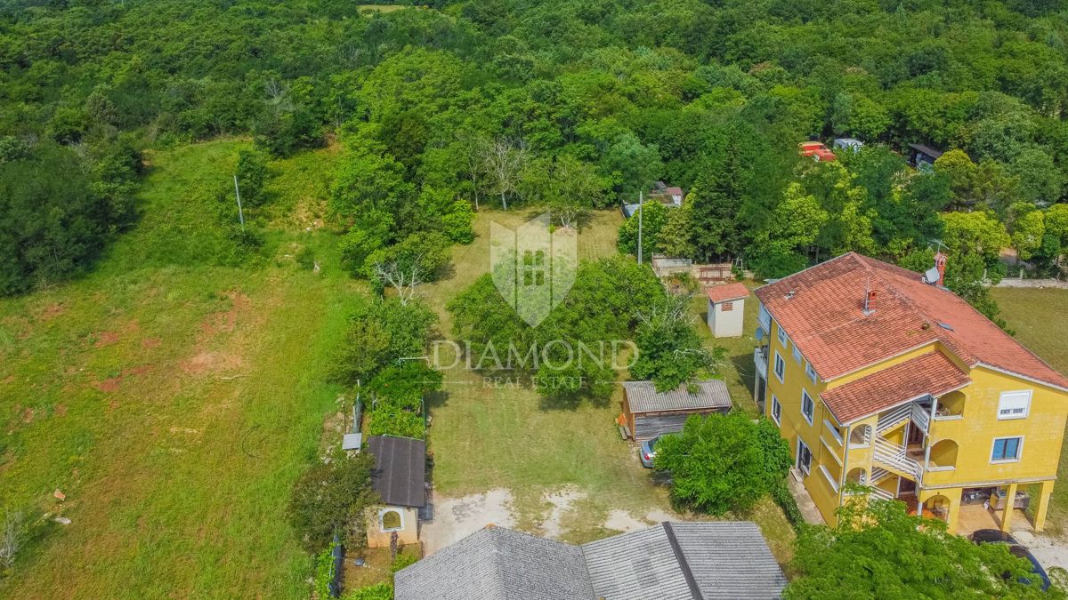 Umago, dintorni! Casa da ristrutturare con terreno edificabile!