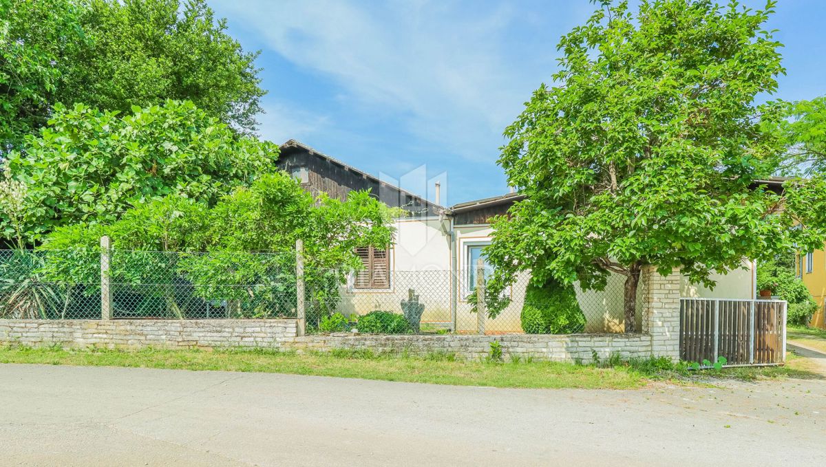 Umago, dintorni! Casa da ristrutturare con terreno edificabile!