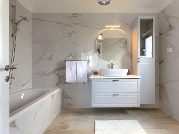 Cittanova, dintorni! Villa con vista panoramica sul mare!