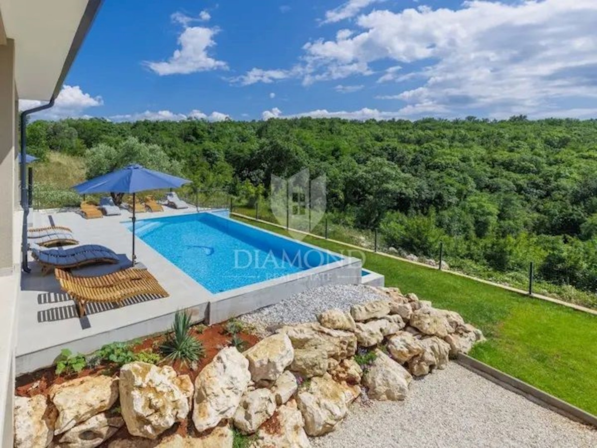 Cittanova, dintorni! Villa con vista panoramica sul mare!