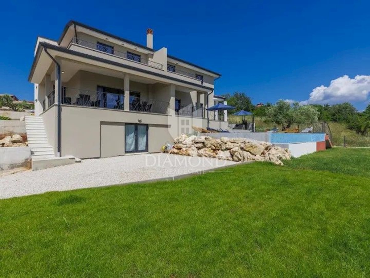 Cittanova, dintorni! Villa con vista panoramica sul mare!