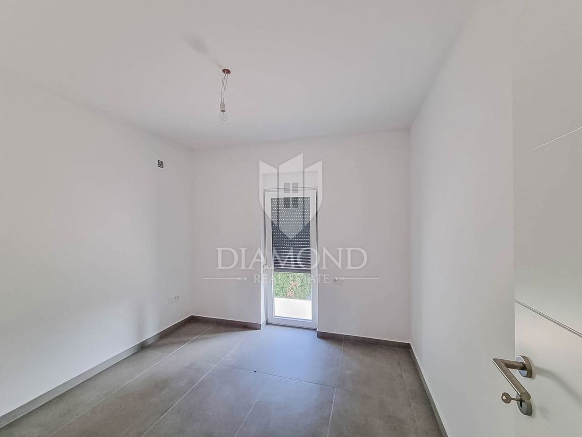 Umago, dintorni, nuova costruzione! Moderno appartamento al 1° piano a 450 m dal mare!