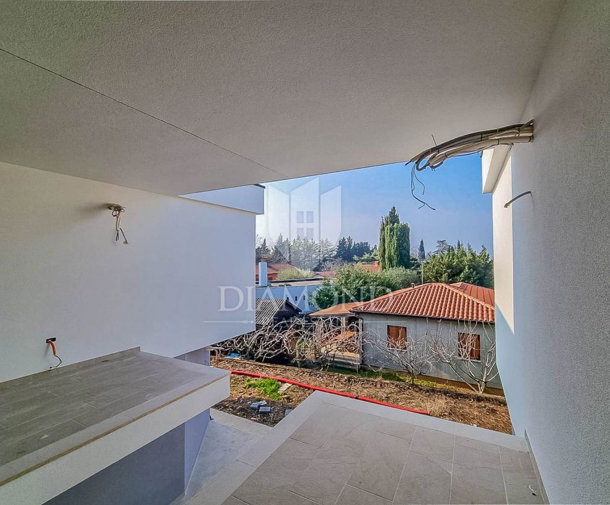 Umago, dintorni, nuova costruzione! Moderno appartamento al 1° piano a 450 m dal mare!