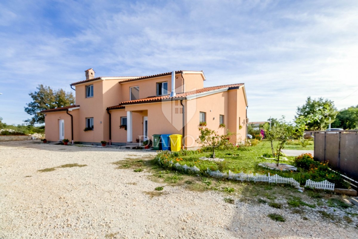 ESCLUSIVO! Casa familiare in una posizione tranquilla vicino a Svetvinčent